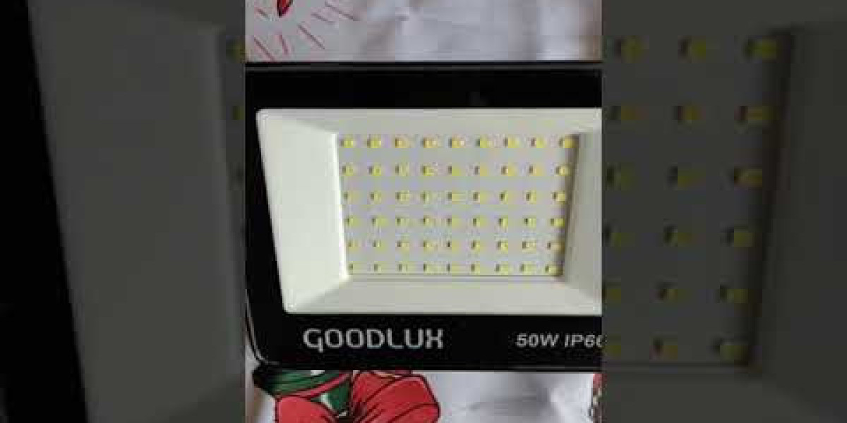 Ilumine suas Noites na Piscina: A Importância do Refletor Ideal