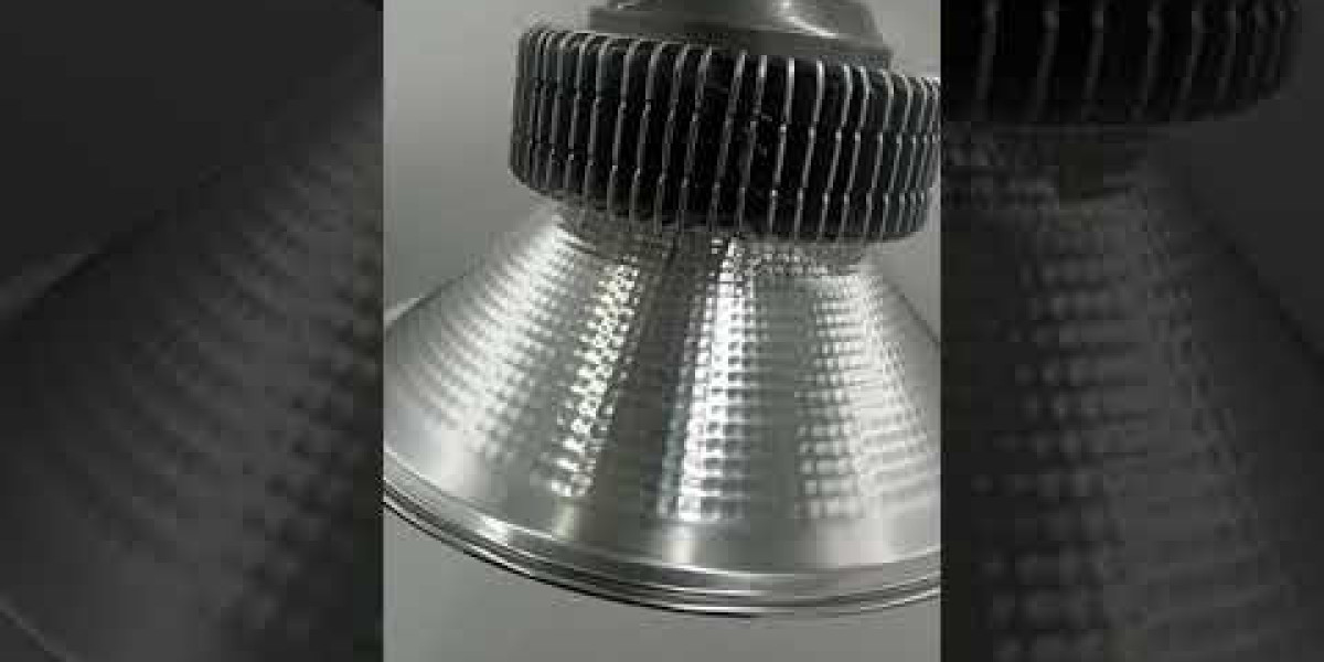 High Bay EVO com painel solar: inovação na iluminação industrial